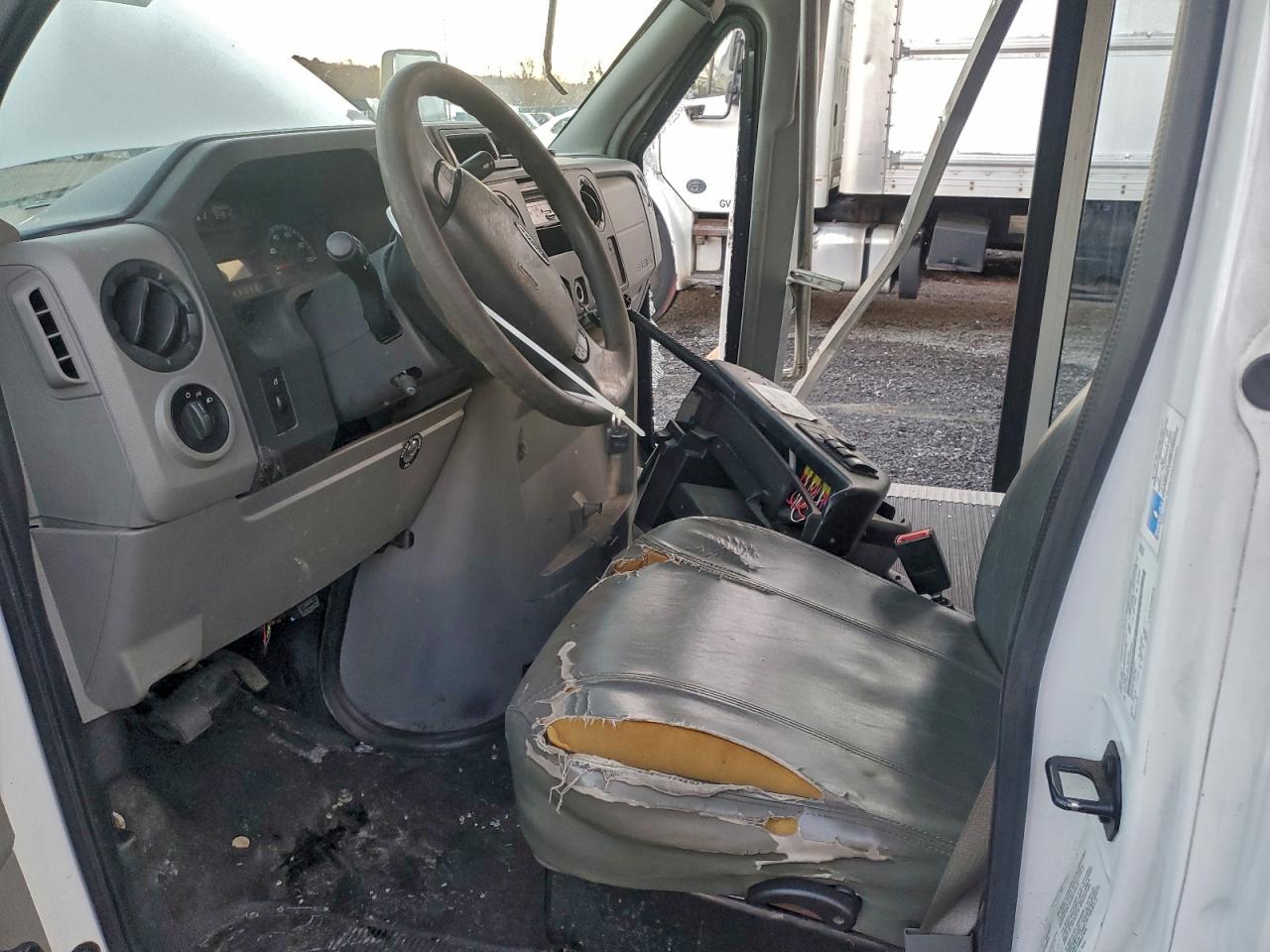 Ford Econoline E450 Super Duty Cutaway Van Image 5