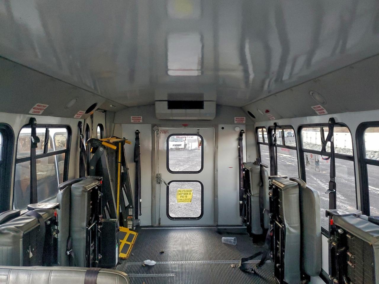 Ford Econoline E450 Super Duty Cutaway Van Image 4