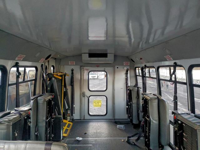 Ford Econoline E450 Super Duty Cutaway Van Image 4