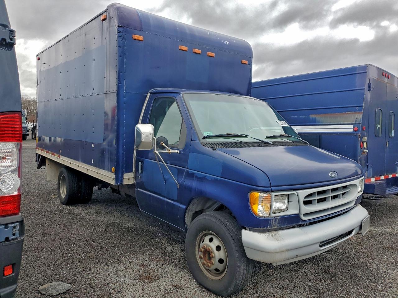 Ford Econoline E350 Cutaway Van Image 2