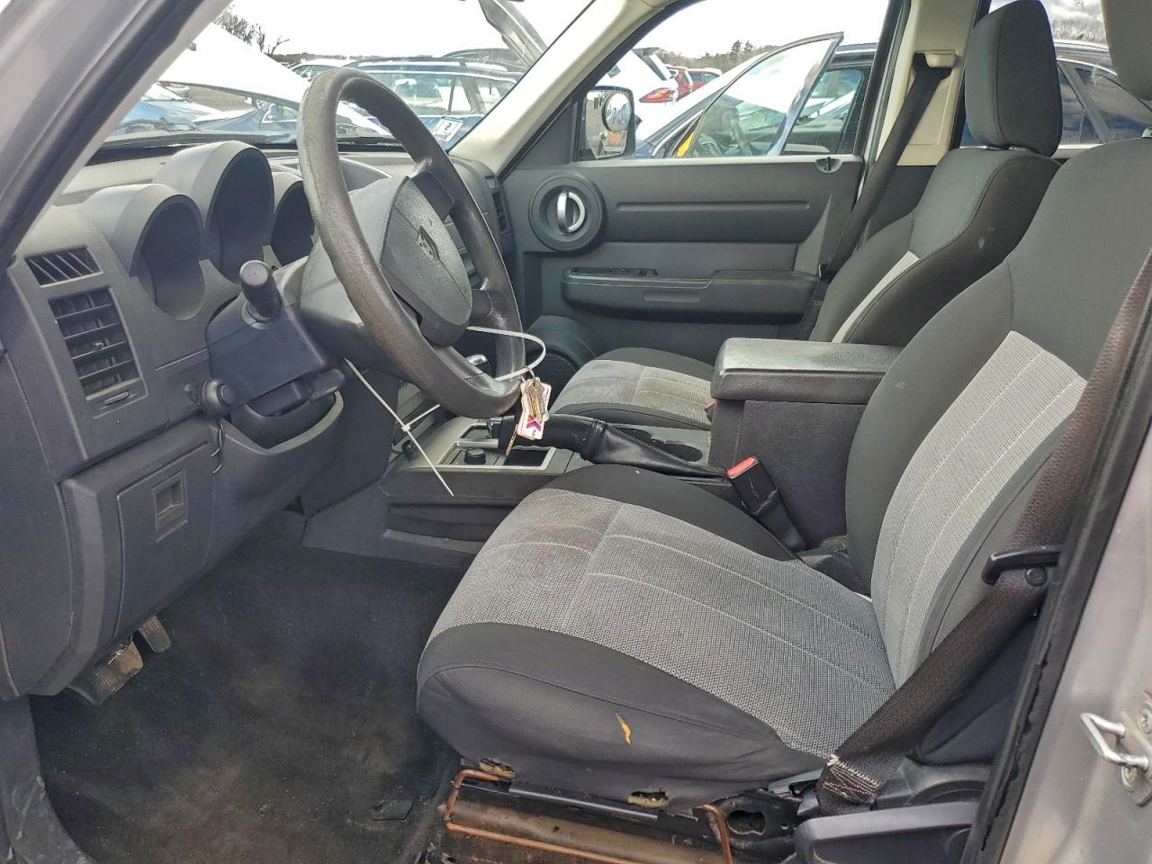 Dodge Nitro Sxt Image 2